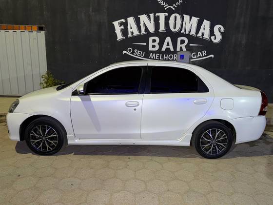 TOYOTA ETIOS 1.5 PLATINUM 16V FLEX 4P AUTOMÁTICO TOYOTA ETIOS 1.5 PLATINUM 16V FLEX 4P AUTOMÁTICO